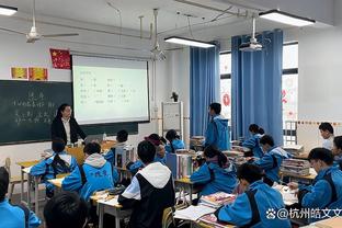 好久不见！陈江华来到现场 与易建联等众广东功勋并排看球